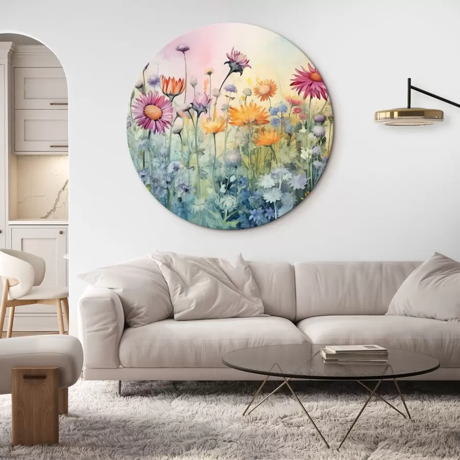 Wandbilder Ein lebhaftes Feld hoher und üppiger Wildblumen vor einem weichen, pastellfarbenen, aquarellartigen Hintergrund r42726