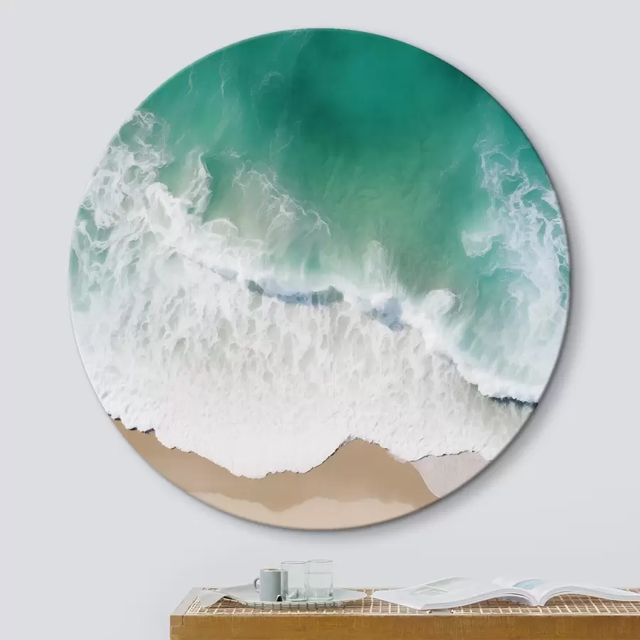 Wandbilder Luftaufnahme eines Küstenstreifens mit türkisfarbenen Wellen, die sanft auf den Sandstrand rollen r42930