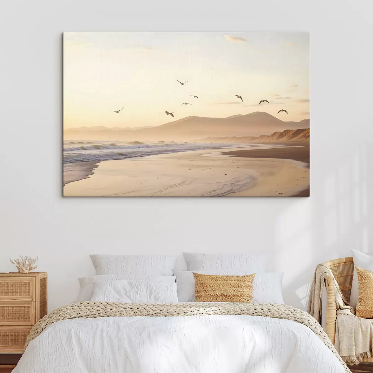 Wandbilder Vögel fliegen über den Strand mit Meer, Berge im Hintergrund, warme Farben, weiche Pastellpalette s43162