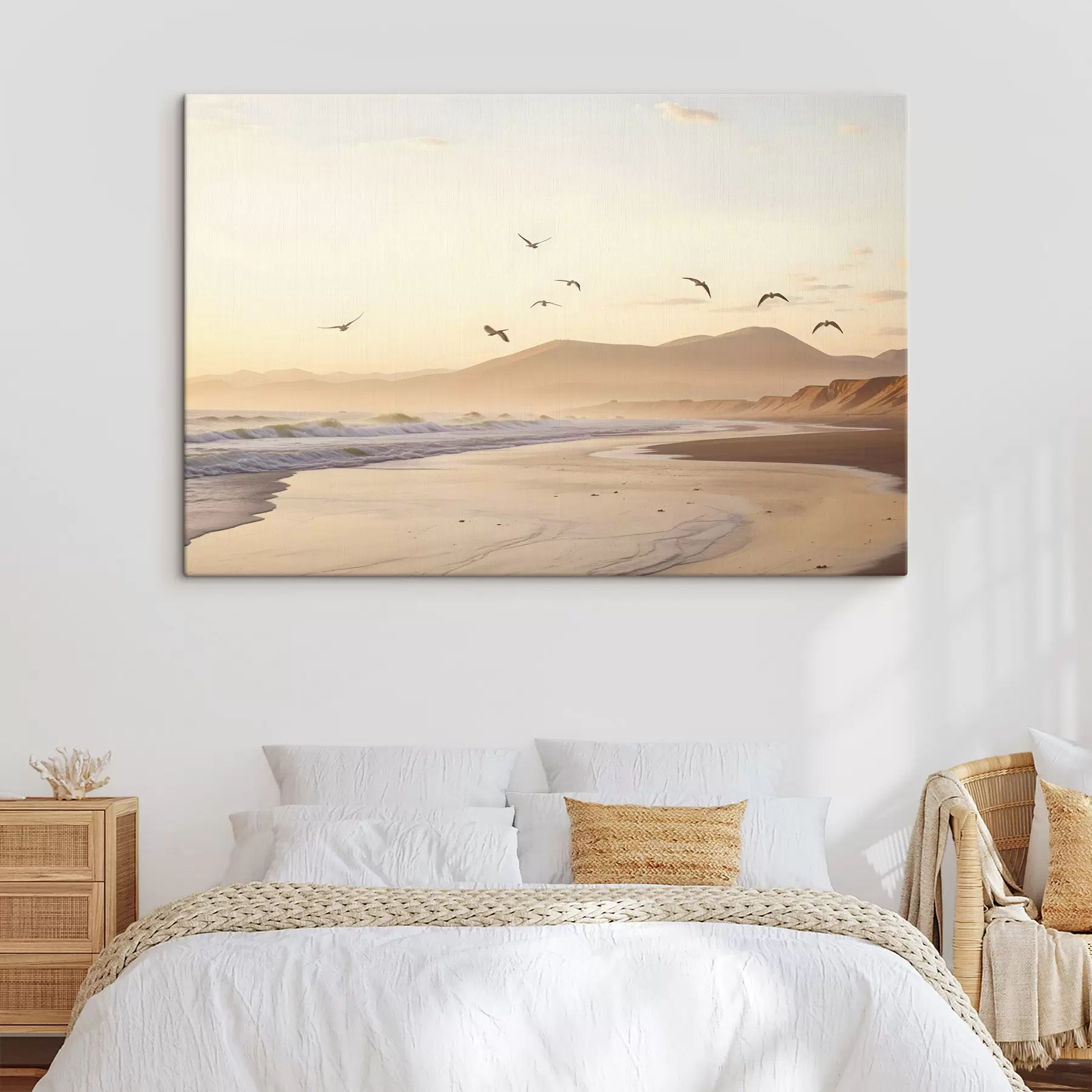 Fototapete Vögel fliegen über den Strand mit Meer, Berge im Hintergrund, warme Farben, weiche Pastellpalette s43162