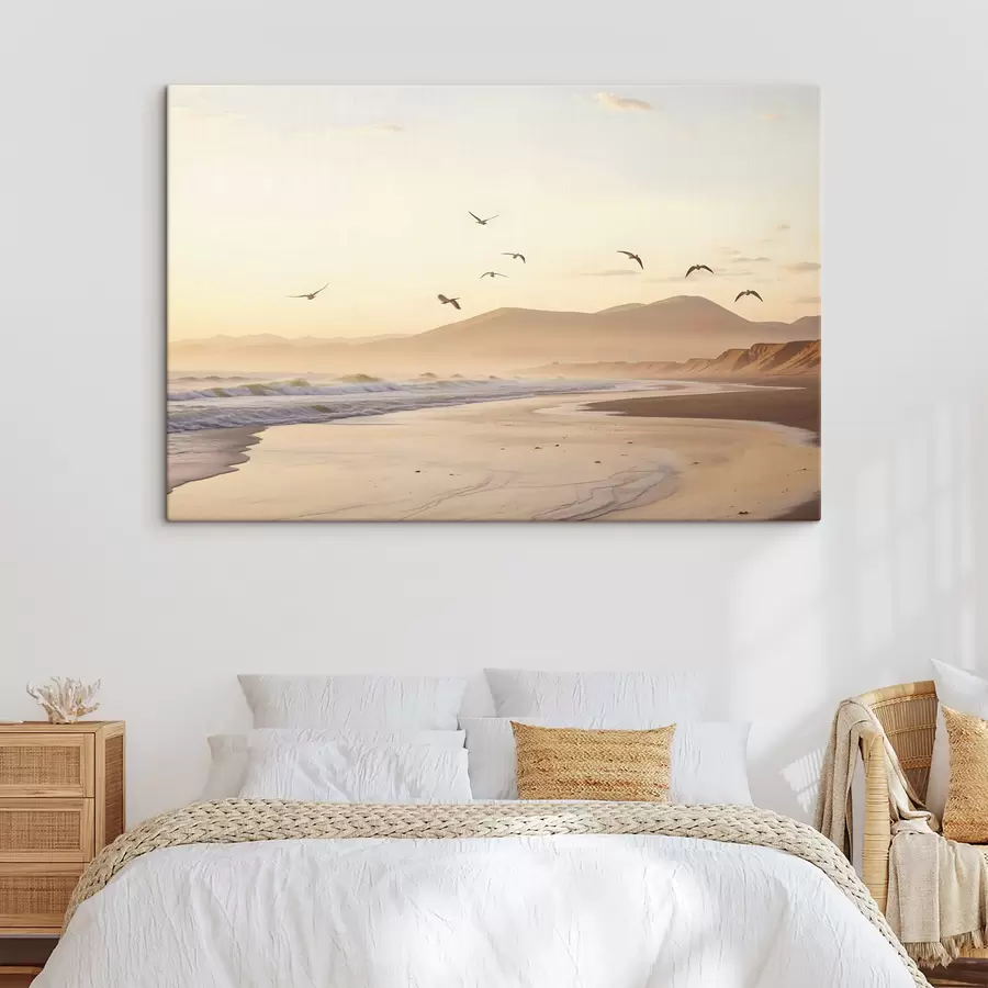 Wandbilder Vögel fliegen über den Strand mit Meer, Berge im Hintergrund, warme Farben, weiche Pastellpalette s43162