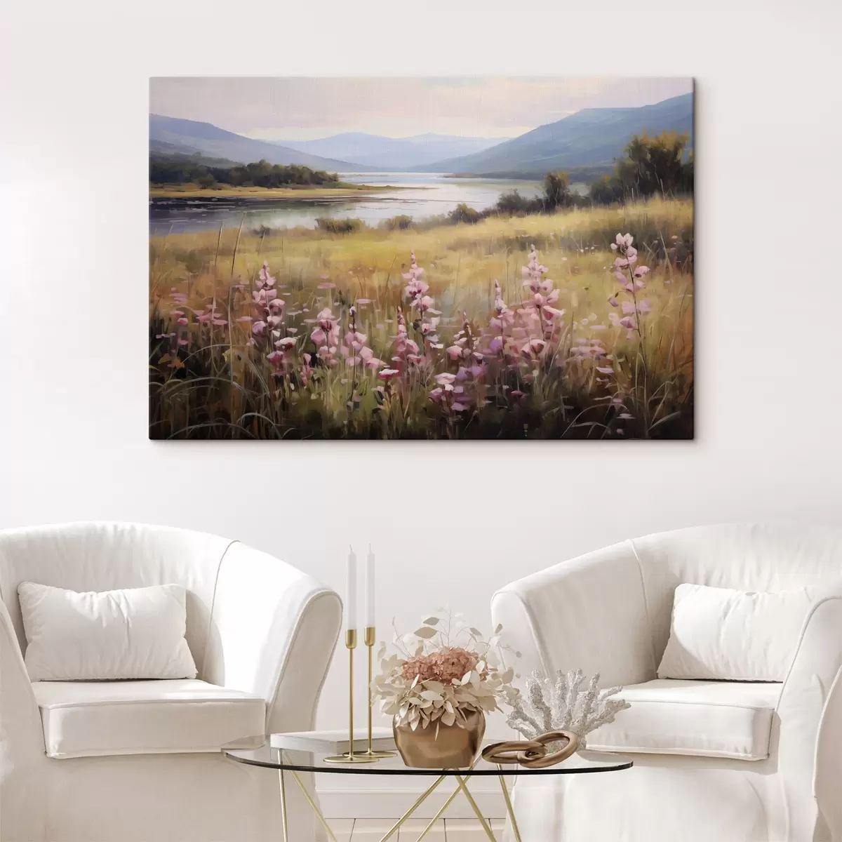 Wandbilder Eine Landschaft mit einem Feld von rosa Blumen, einem See und Bergen im Hintergrund, unter einem bewölkten Himmel s43165