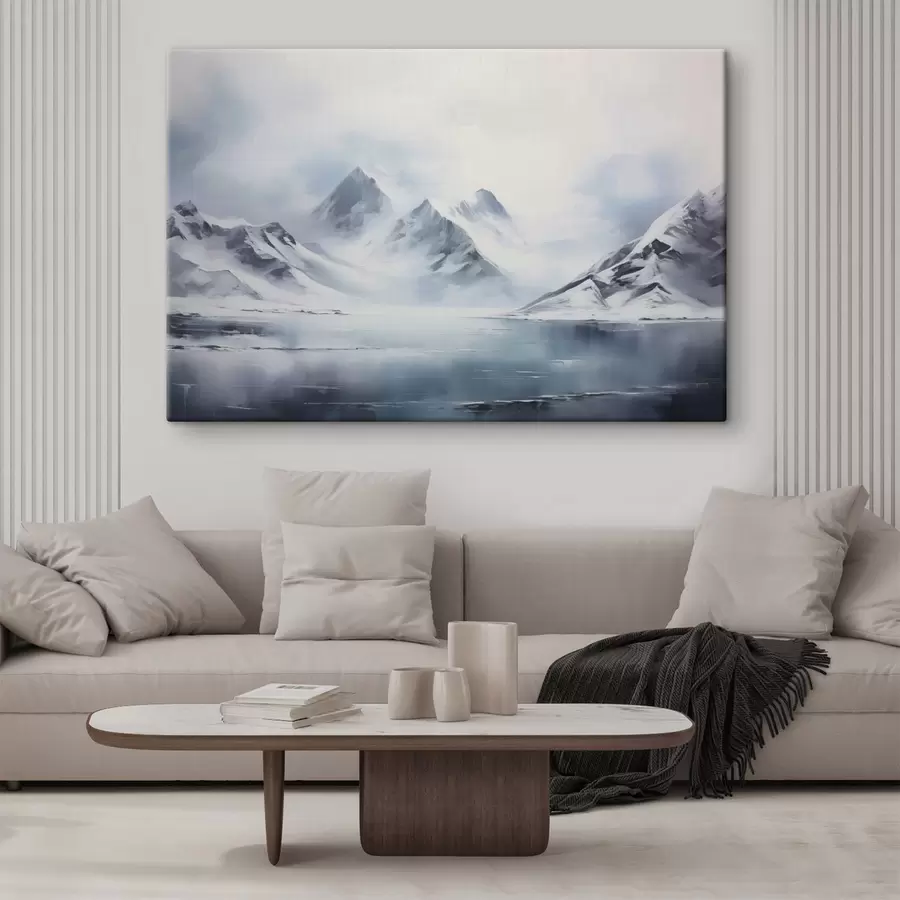 Wandbilder Verschneite Berglandschaft mit einem See im Vordergrund, die Gipfel sind mit Schnee bedeckt und der Himmel ist bewölkt s43174