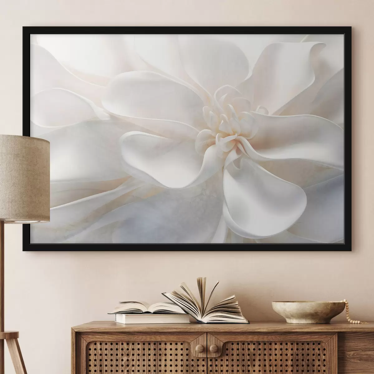 Poster Nahaufnahme einer lauten texturierten weißen abstrakten Blume mit zarten Blütenblättern in Pastellfarben f43161