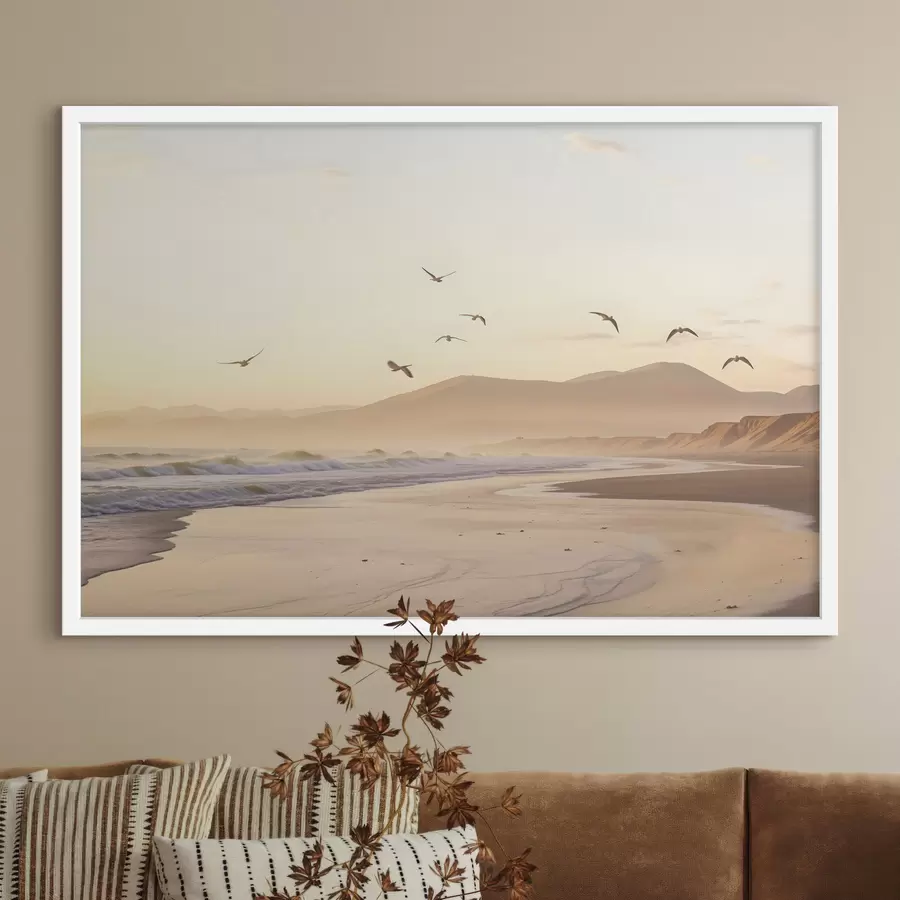 Fototapete Vögel fliegen über den Strand mit Meer, Berge im Hintergrund, warme Farben, weiche Pastellpalette f43162