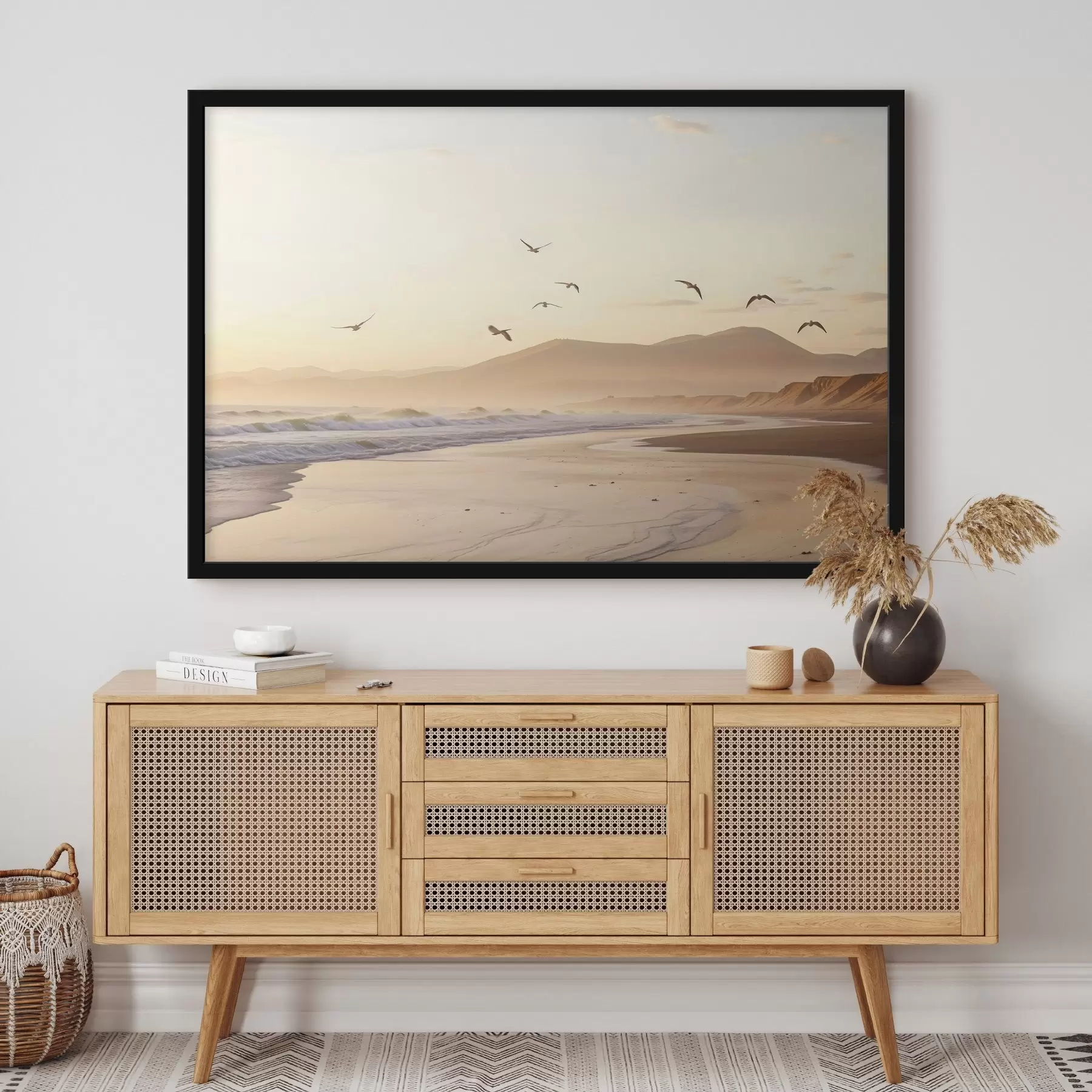 Wandbilder Vögel fliegen über den Strand mit Meer, Berge im Hintergrund, warme Farben, weiche Pastellpalette f43162