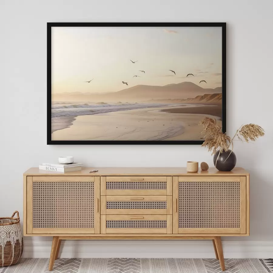 Fototapete Vögel fliegen über den Strand mit Meer, Berge im Hintergrund, warme Farben, weiche Pastellpalette f43162