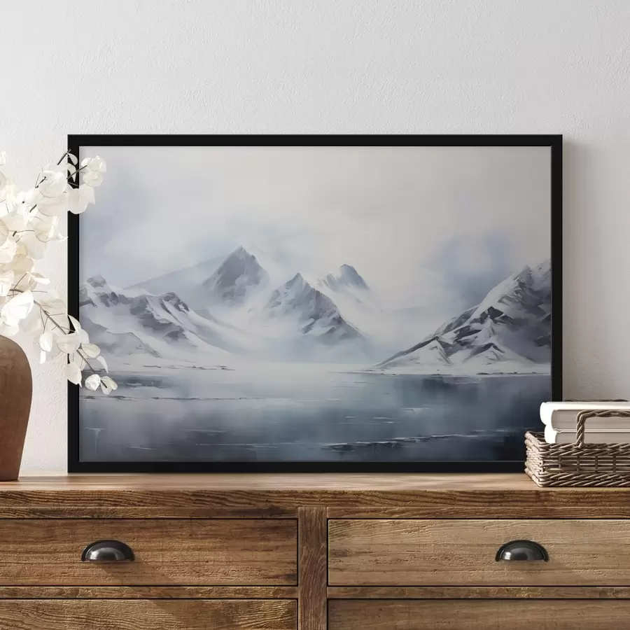 Fototapete Verschneite Berglandschaft mit einem See im Vordergrund, die Gipfel sind mit Schnee bedeckt und der Himmel ist bewölkt f43174