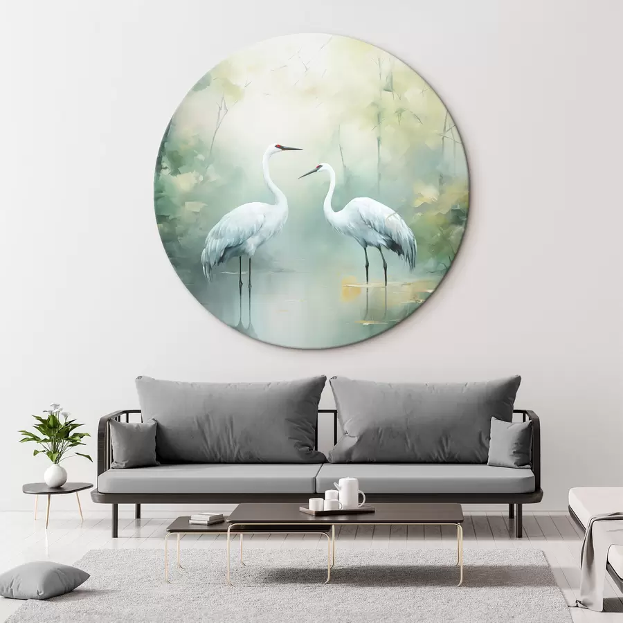 Wandbilder Zwei weiße Kraniche, die in einem Teich stehen, umgeben von einem üppigen grünen Wald mit weicher, diffuser Beleuchtung r43166