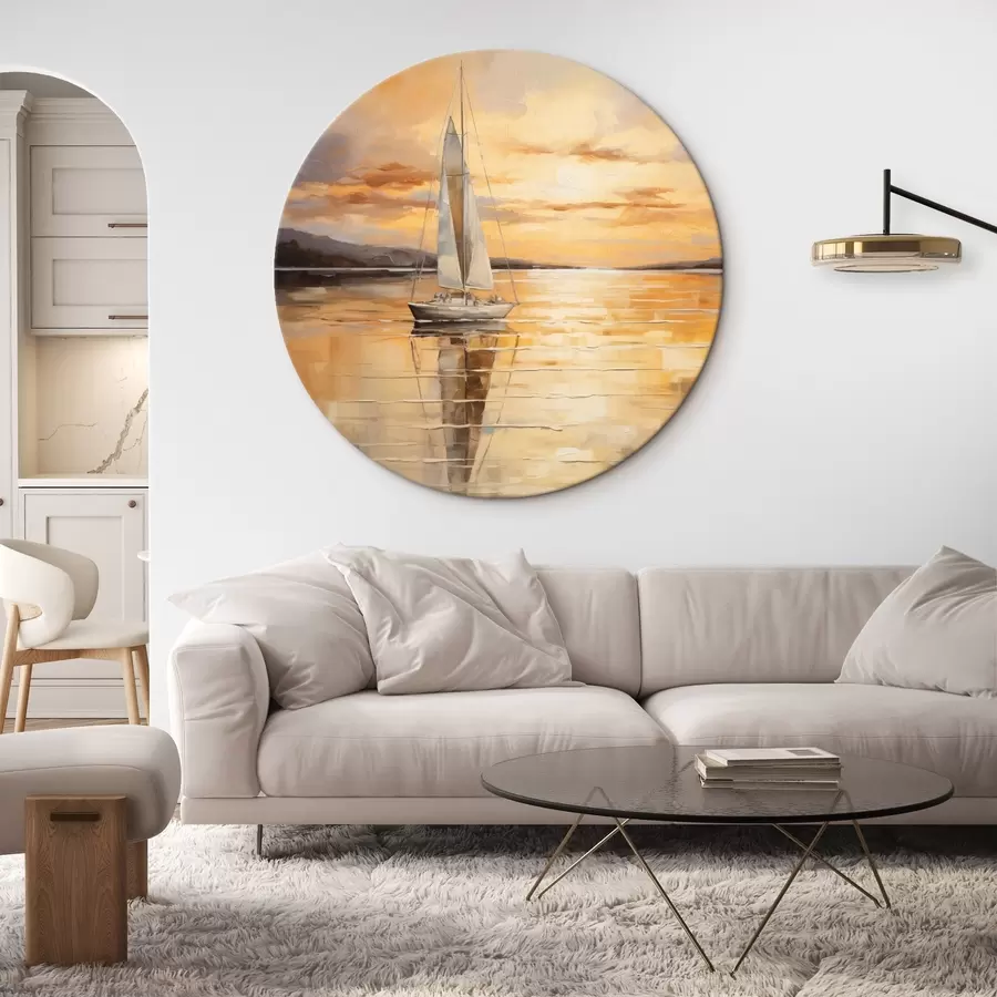 Wandbilder Landschaftsgemälde mit einem Segelboot auf ruhiger See, orange-gelbem Himmel und fernen Bergen r43169