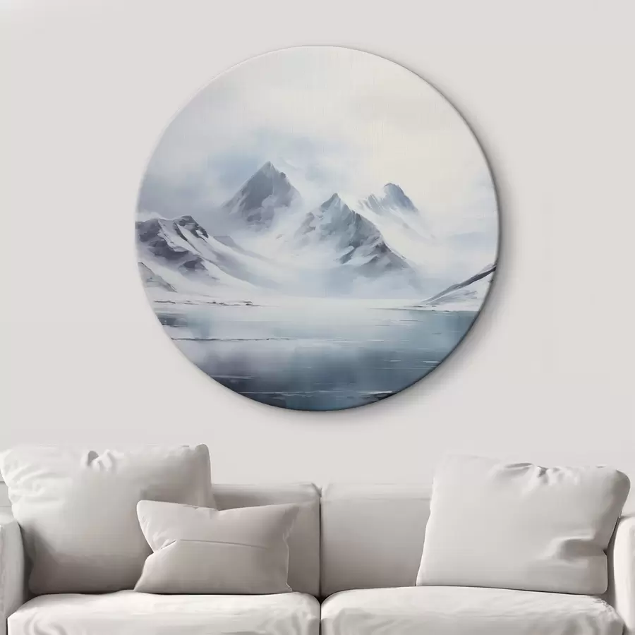 Wandbilder Verschneite Berglandschaft mit einem See im Vordergrund, die Gipfel sind mit Schnee bedeckt und der Himmel ist bewölkt r43174