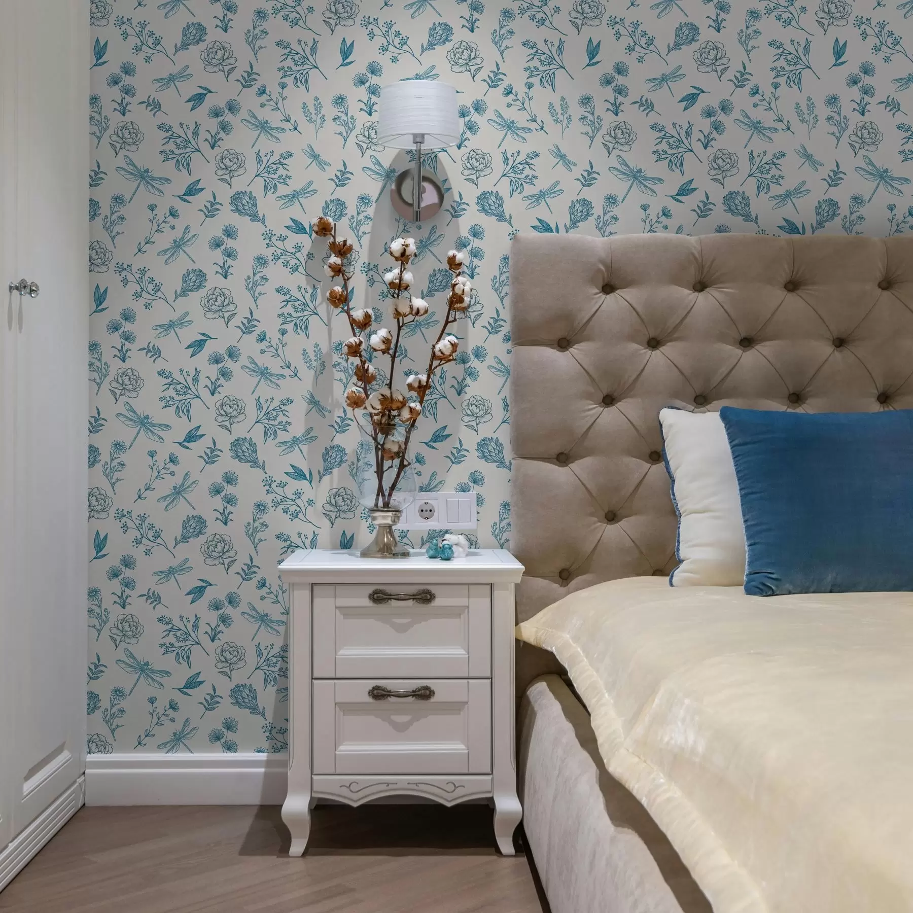 Fototapete Blaue Blumen, Blätter und Libellen auf weißem Hintergrund a00025