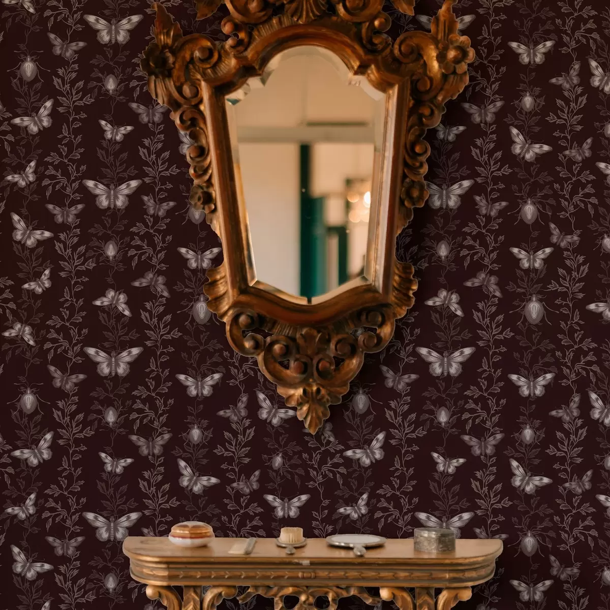 Tapete Komposition mit Schmetterlingen, Blättern und Insekten auf dunklem Hintergrund a00073v1