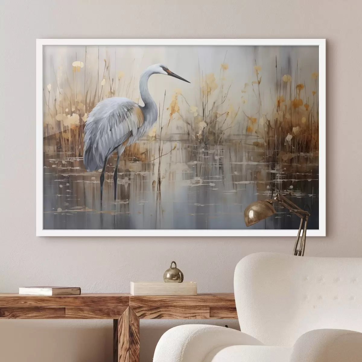 Poster Ein Graureiher steht in einem Teich, umgeben von hohen, dünnen Pflanzen, der Hintergrund ist eine weiche Mischung aus Beige und Weiß f43398