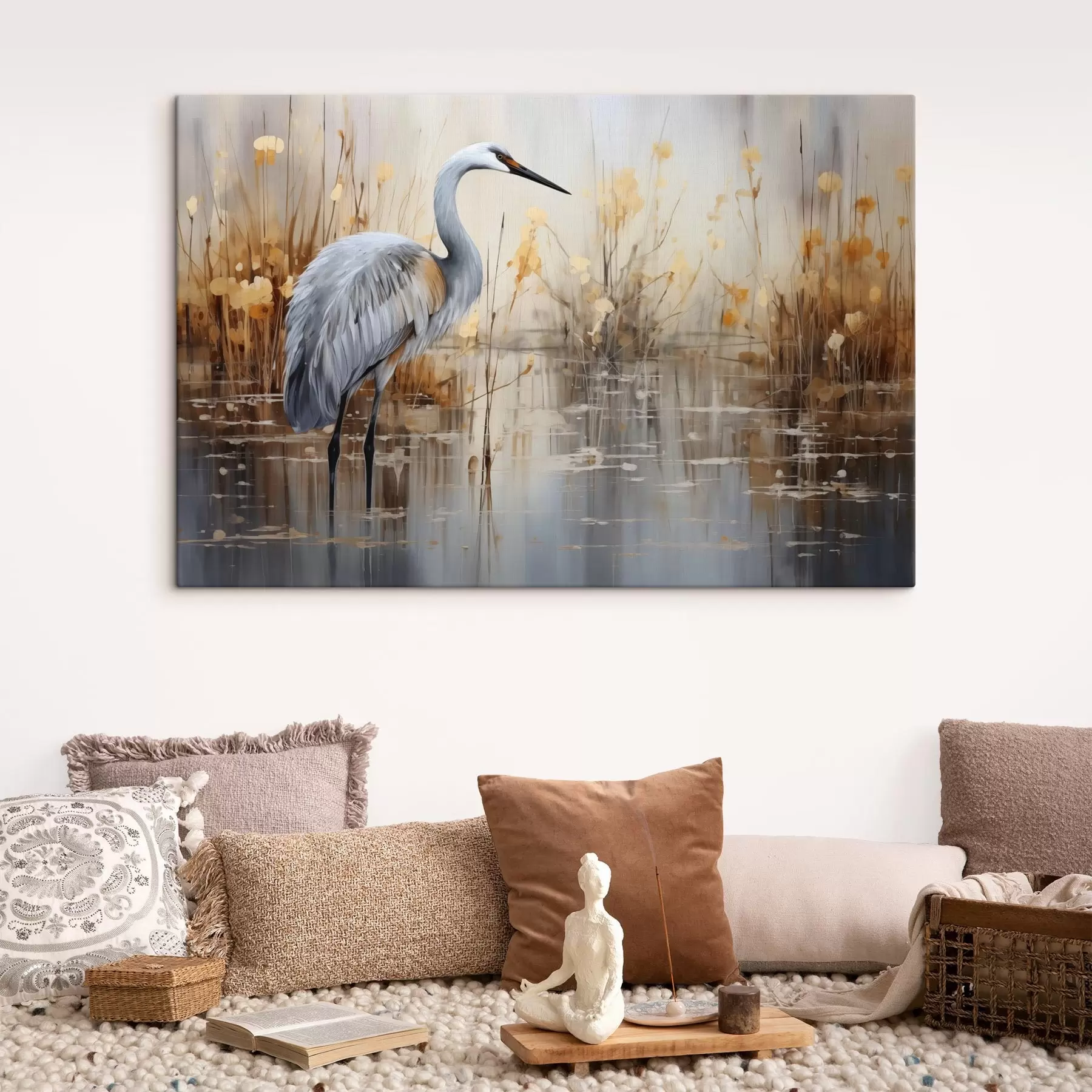 Fototapete Ein Graureiher steht in einem Teich, umgeben von hohen, dünnen Pflanzen, der Hintergrund ist eine weiche Mischung aus Beige und Weiß s43398