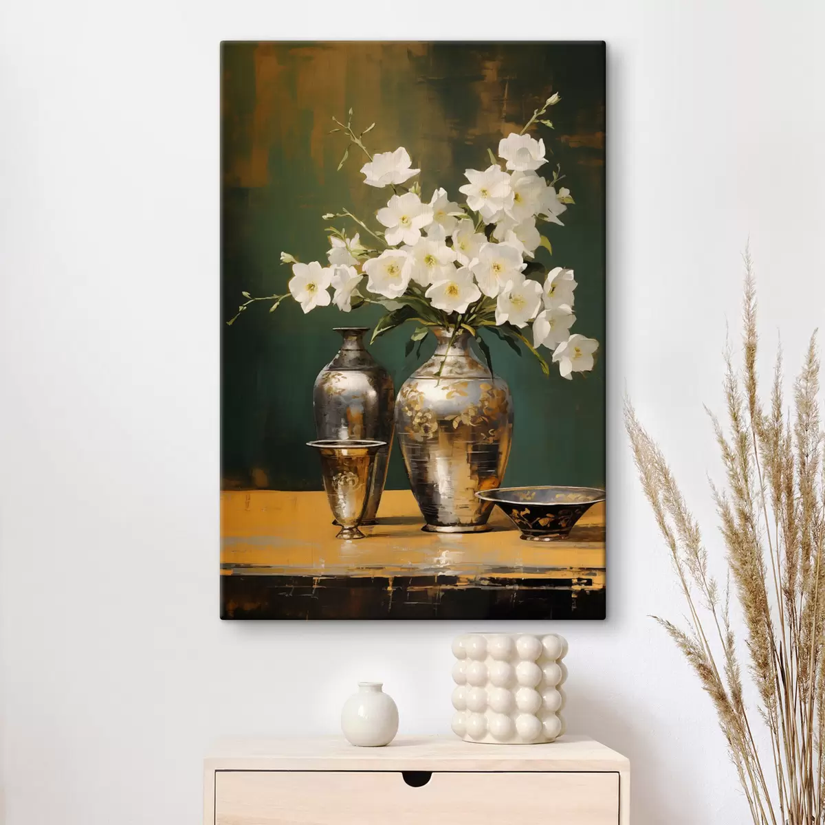 Wandbilder Ein Stillleben mit weißen Blumen in einer Vase, mit dekorativen Vasen und einer Schale auf einem grünen Tisch, dunkelgrüner Hintergrund s43408