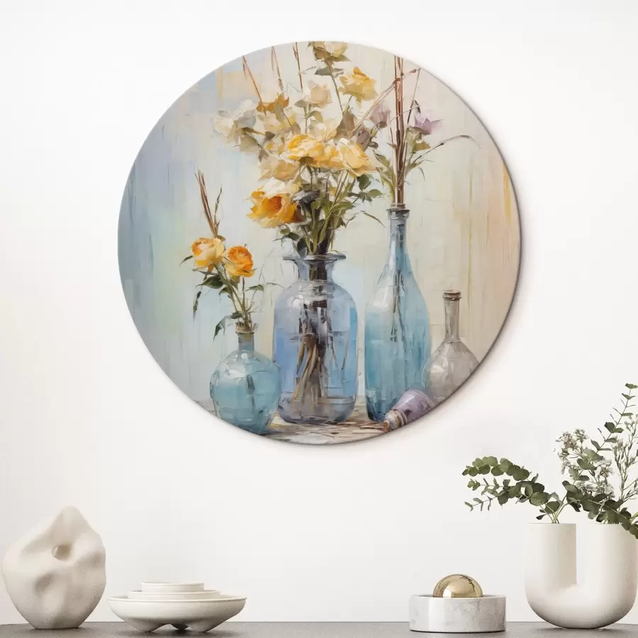 Wandbilder Ein Stillleben mit gelben Rosen in blauen Glasvasen, heller strukturierter Hintergrund, weiche Pinselstriche, Ölgemälde-Stil r43409