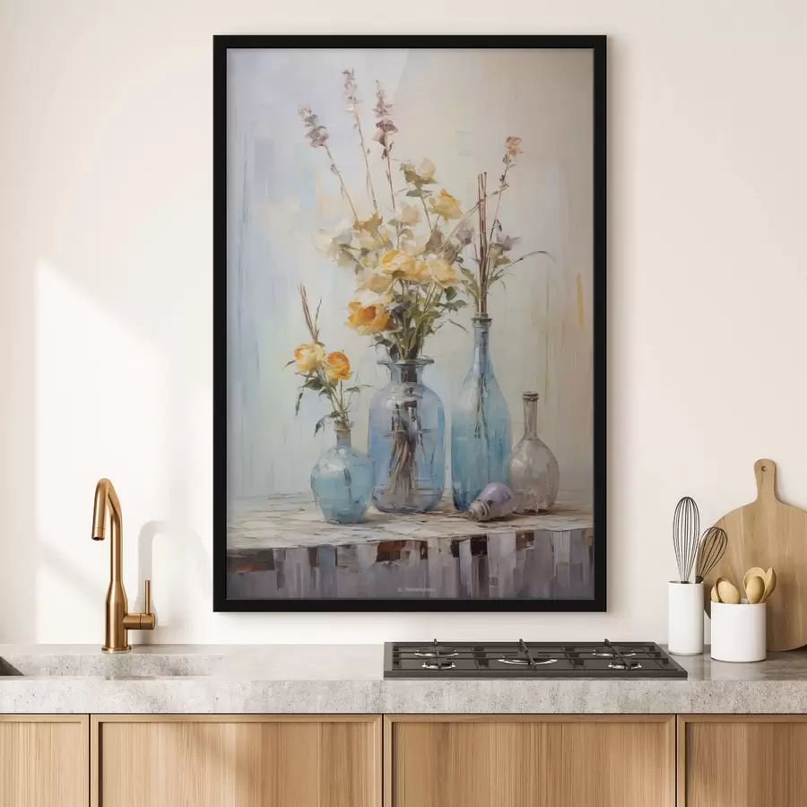 Fototapete Ein Stillleben mit gelben Rosen in blauen Glasvasen, heller strukturierter Hintergrund, weiche Pinselstriche, Ölgemälde-Stil f43409