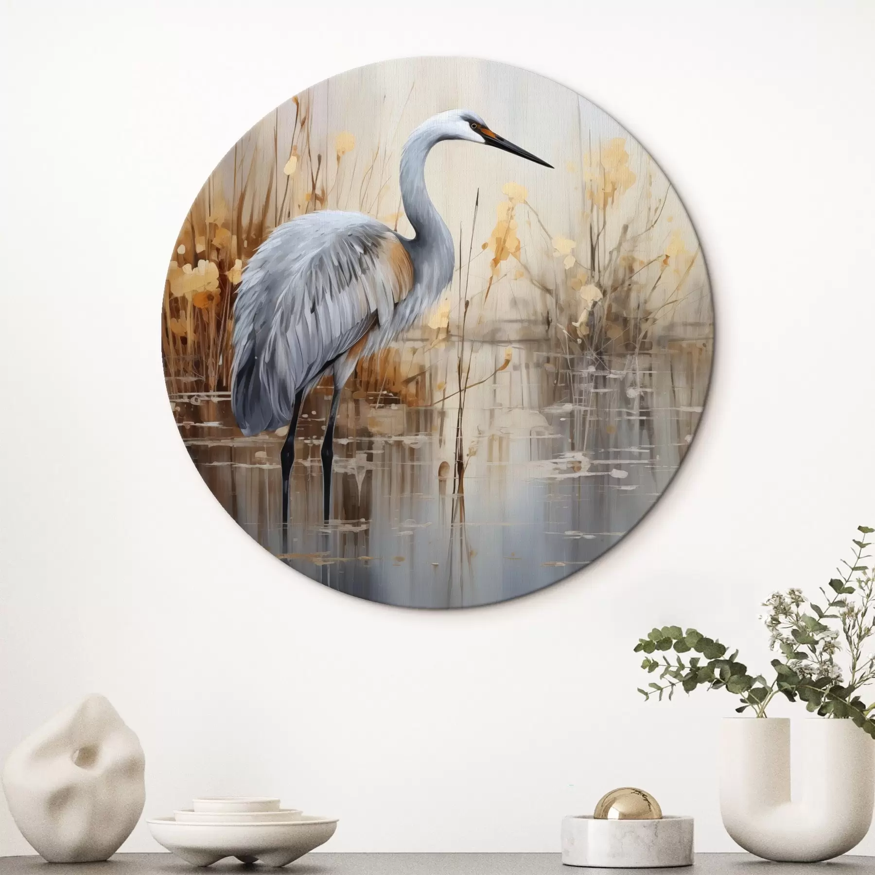 Wandbilder Ein Graureiher steht in einem Teich, umgeben von hohen, dünnen Pflanzen, der Hintergrund ist eine weiche Mischung aus Beige und Weiß r43398