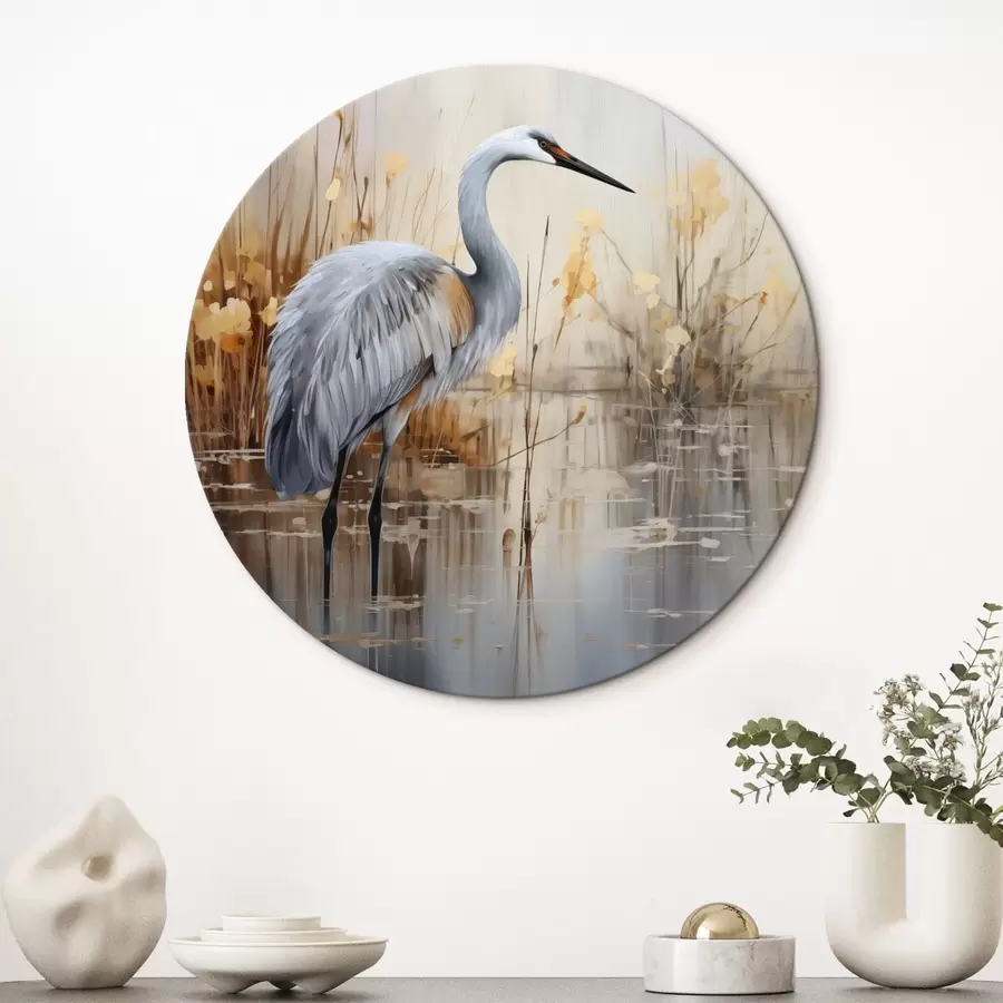 Wandbilder Ein Graureiher steht in einem Teich, umgeben von hohen, dünnen Pflanzen, der Hintergrund ist eine weiche Mischung aus Beige und Weiß r43398