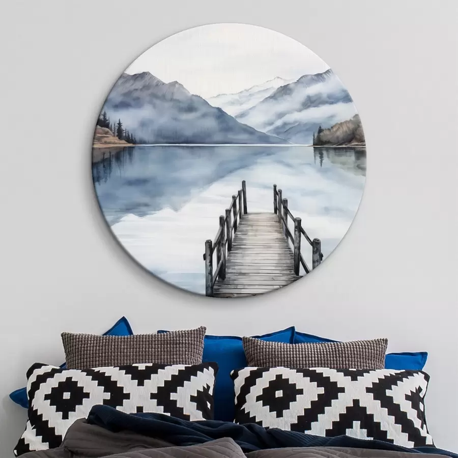 Wandbilder Ein hölzerner Steg ragt in einen ruhigen See hinaus, umgeben von Bergen und immergrünen Bäumen, Aquarellstil r43405