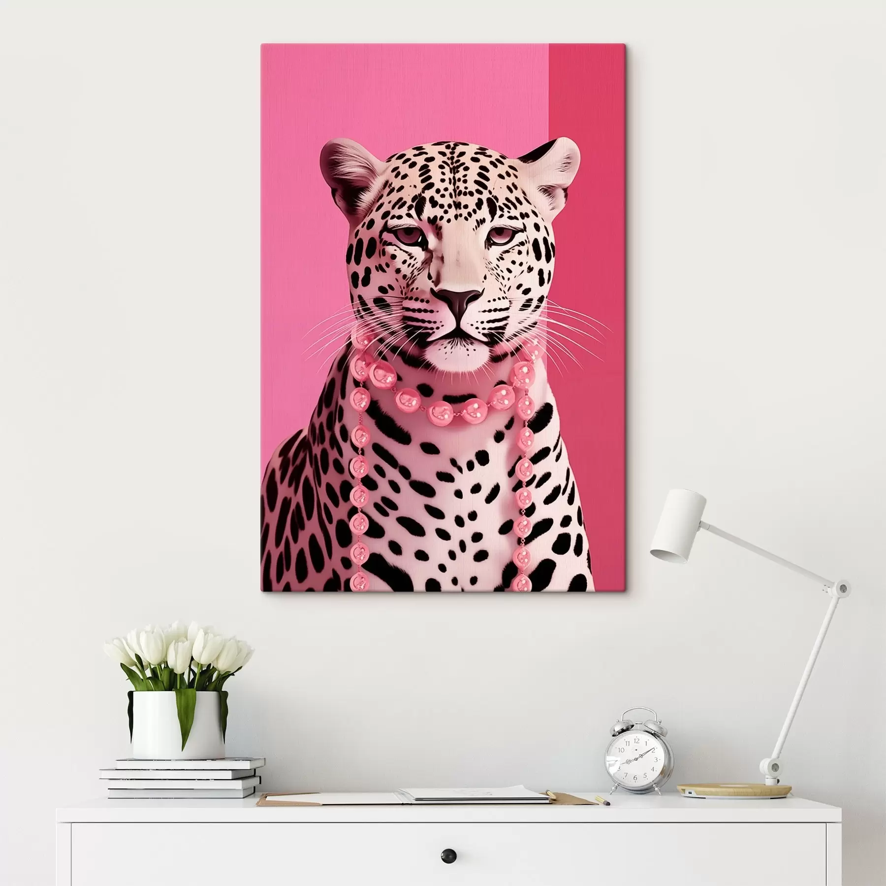 Fototapete Porträt eines Leoparden mit rosa Halskette s43976