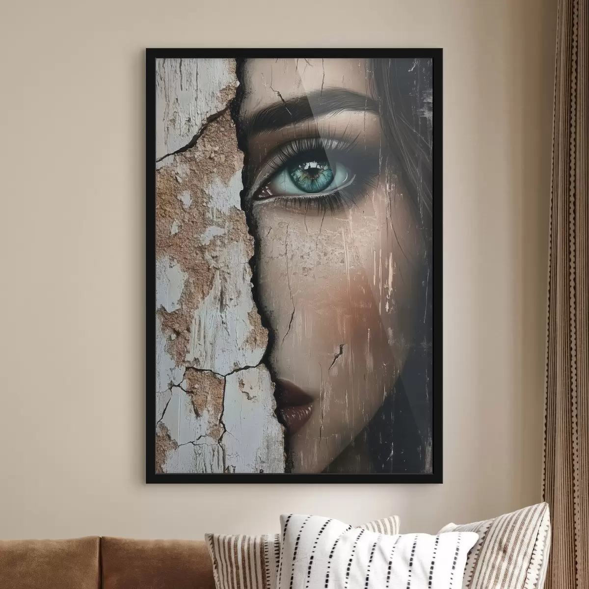 Poster Das Gesicht eines Mädchens hinter einer alten Mauer f44069