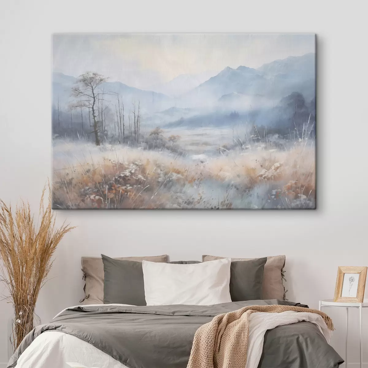 Wandbilder Strukturierte Landschaft mit Bergen, trockenem Gras und einem Wald, gedämpfte Farben s44402