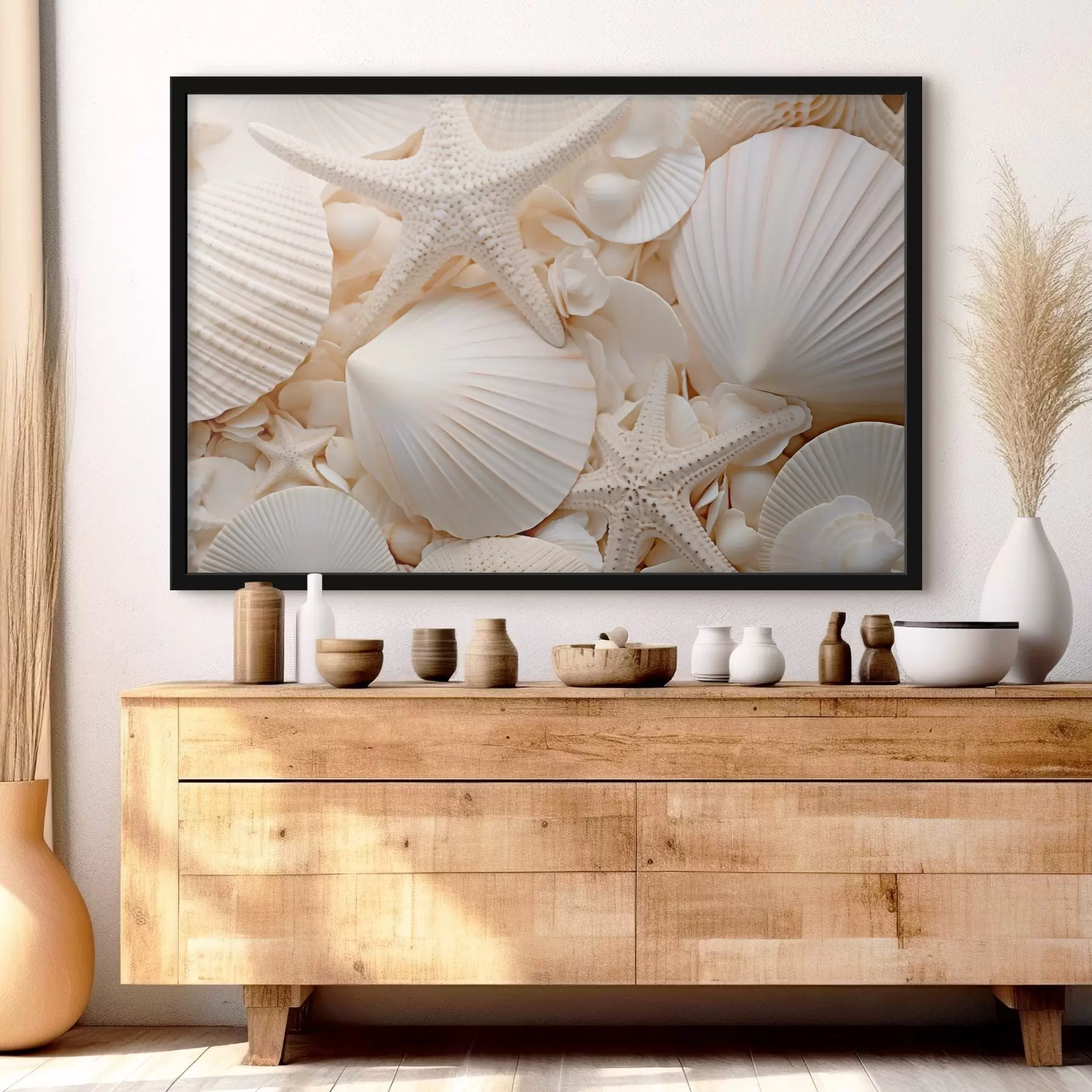Wandbilder Dekorative weiße Muscheln und Seesterne, die eine strukturierte monochromatische Komposition bilden f44392