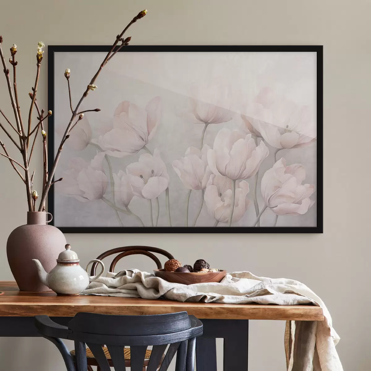 Poster Rosafarbene Tulpen mit langen Stielen, weiche, gedämpfte Farben, hellgrauer Hintergrund f44407