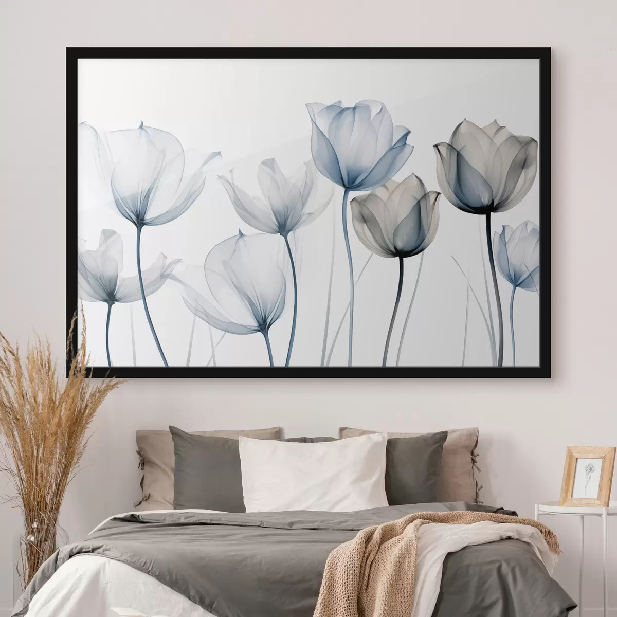 Poster Transluzente blaue und weiße Tulpen mit langen Stielen, vor einem schlichten weißen Hintergrund f44409