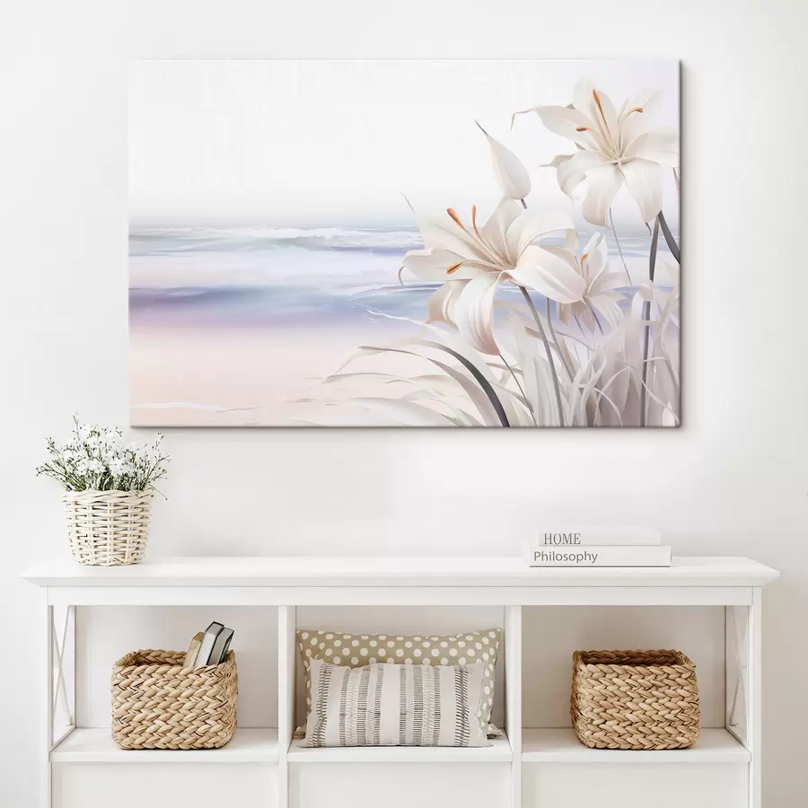 Wandbilder Weiße Lilien mit orangefarbenen Blütenstempeln und langen Blättern an einem Strand mit sanften Wellen im Hintergrund, Pastellfarben s44850