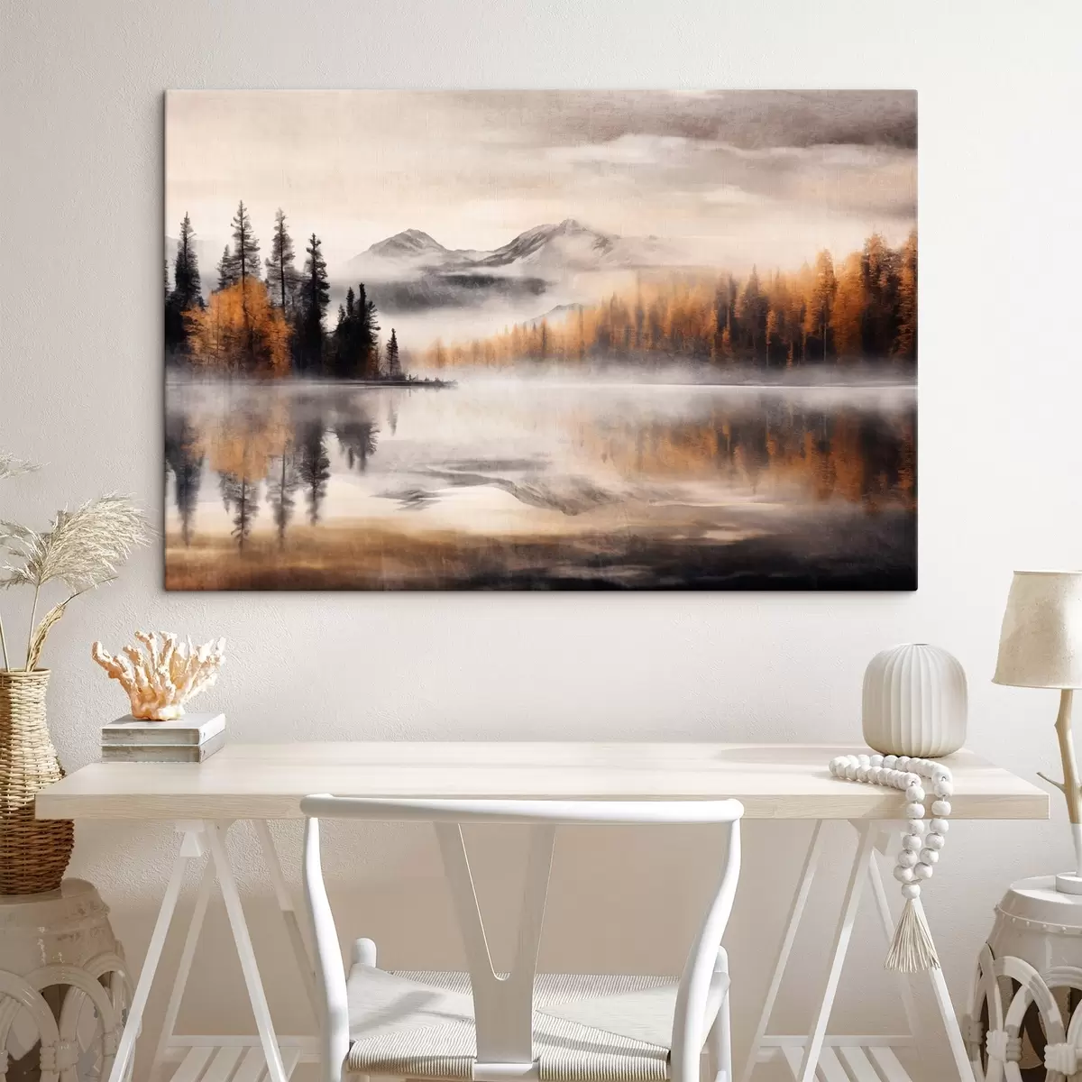 Wandbilder Eine neblige, strukturierte Seenlandschaft mit Kiefern und Bergen, wolkenverhangener grauer Himmel s44856