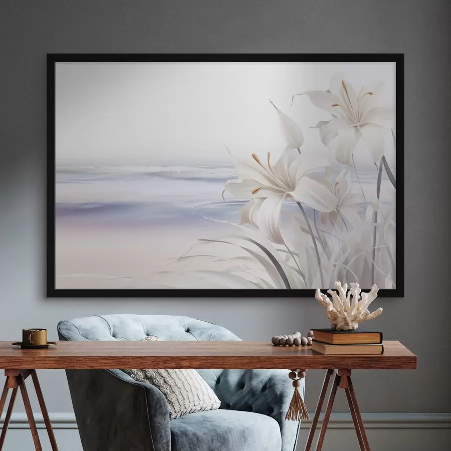 Fototapete Weiße Lilien mit orangefarbenen Blütenstempeln und langen Blättern an einem Strand mit sanften Wellen im Hintergrund, Pastellfarben f44850