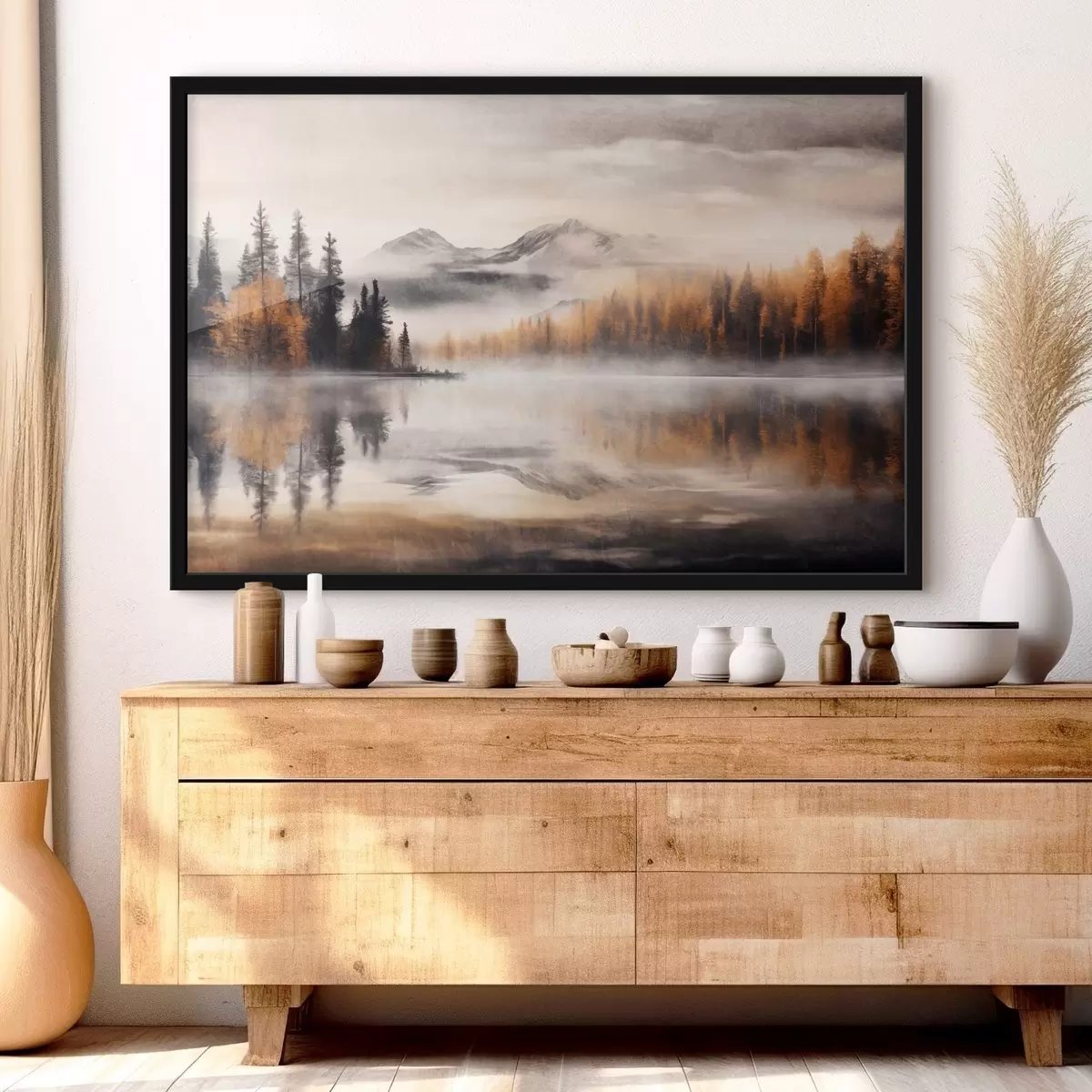 Poster Eine neblige, strukturierte Seenlandschaft mit Kiefern und Bergen, wolkenverhangener grauer Himmel f44856