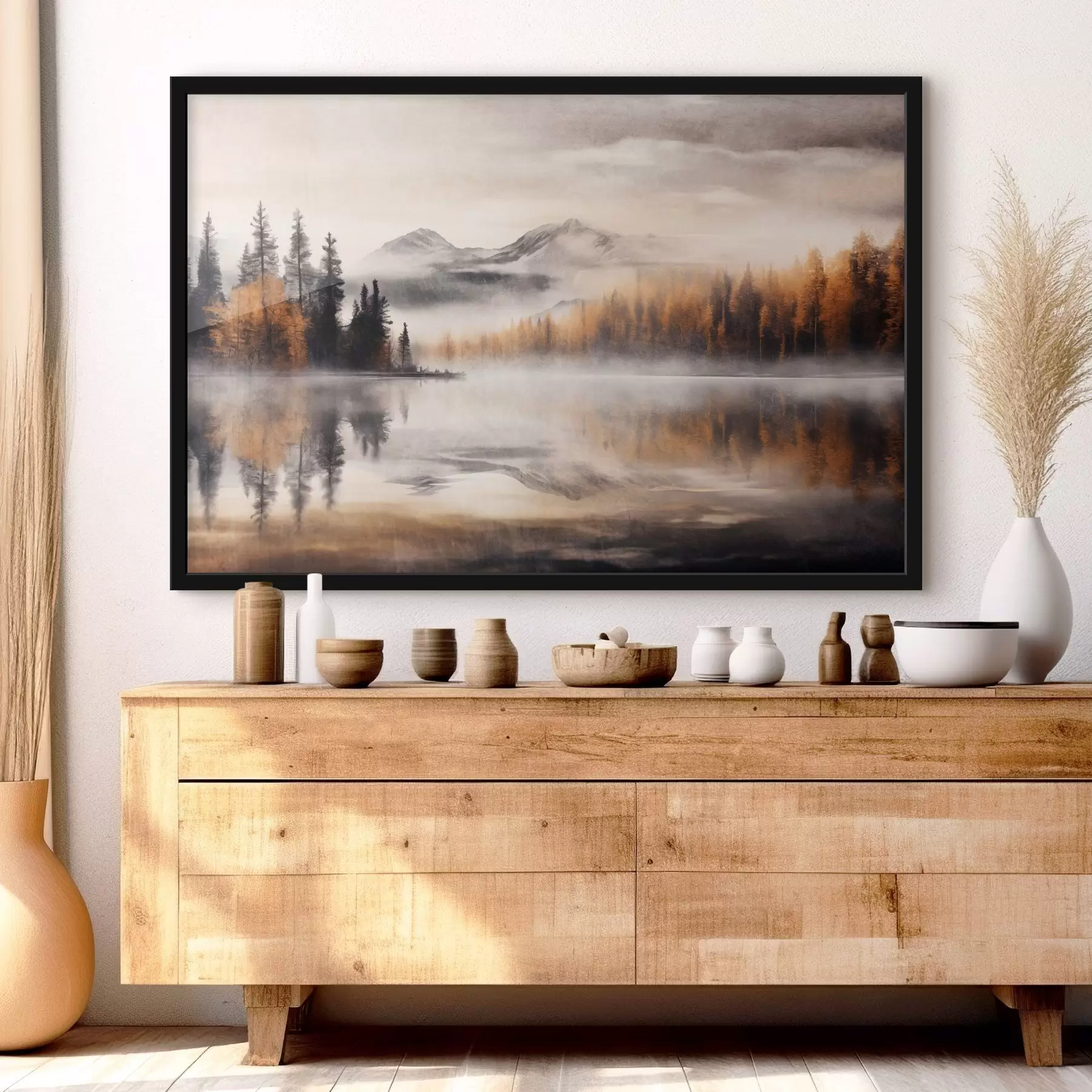 Fototapete Eine neblige, strukturierte Seenlandschaft mit Kiefern und Bergen, wolkenverhangener grauer Himmel f44856