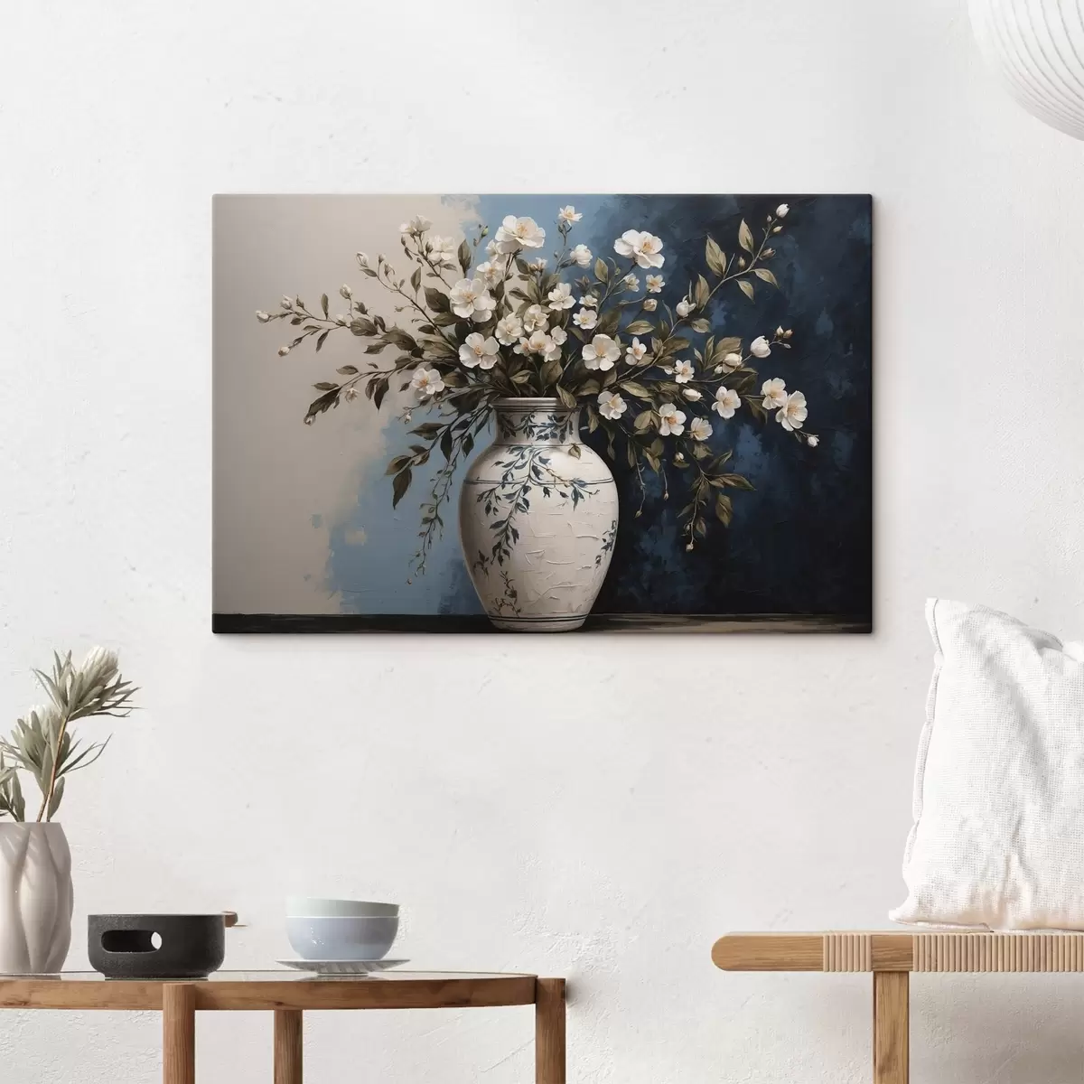 Wandbilder Weiße und gelbe Blumen in einer großen Vase auf blauem Hintergrund s44893