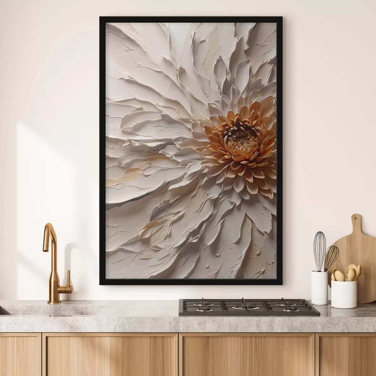 Poster Voluminöse Blüte mit cremefarbenen Blütenblättern und warmem Kern f44878