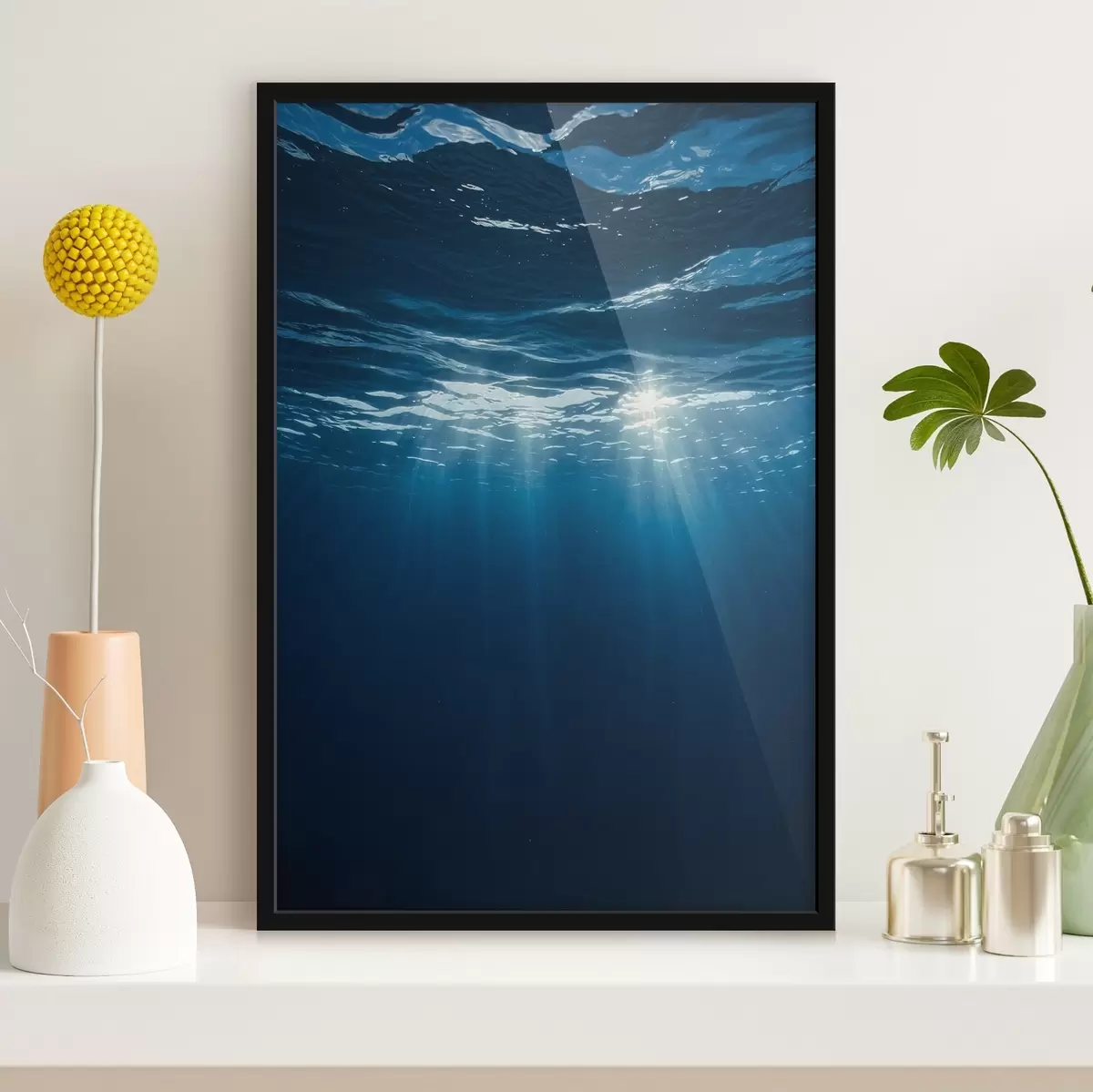 Poster Lichtstrahlen unter Wasser im tiefblauen Ozean f44897