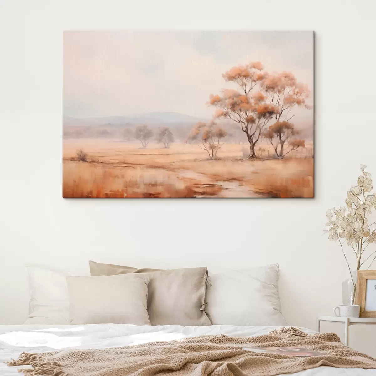 Wandbilder Ein Feld mit orangefarbenem Gras und einige Bäume mit orangefarbenen Blättern, Berge im Hintergrund mit einem bewölkten Himmel s44927