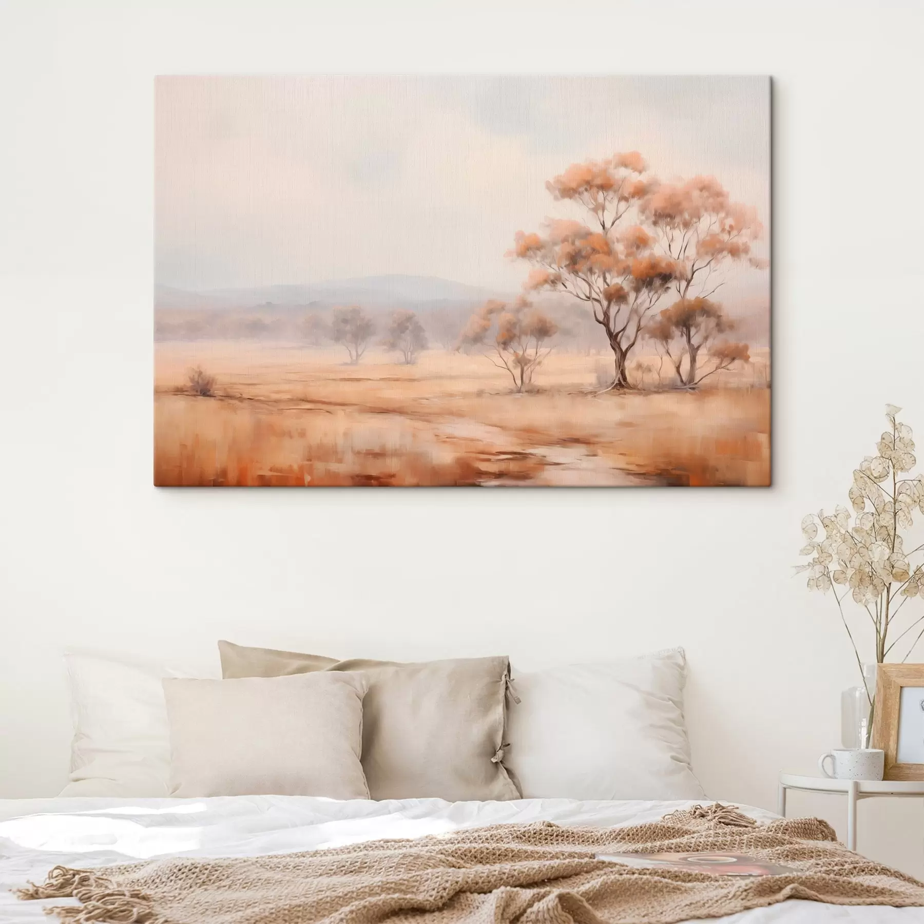 Wandbilder Ein Feld mit orangefarbenem Gras und einige Bäume mit orangefarbenen Blättern, Berge im Hintergrund mit einem bewölkten Himmel s44927