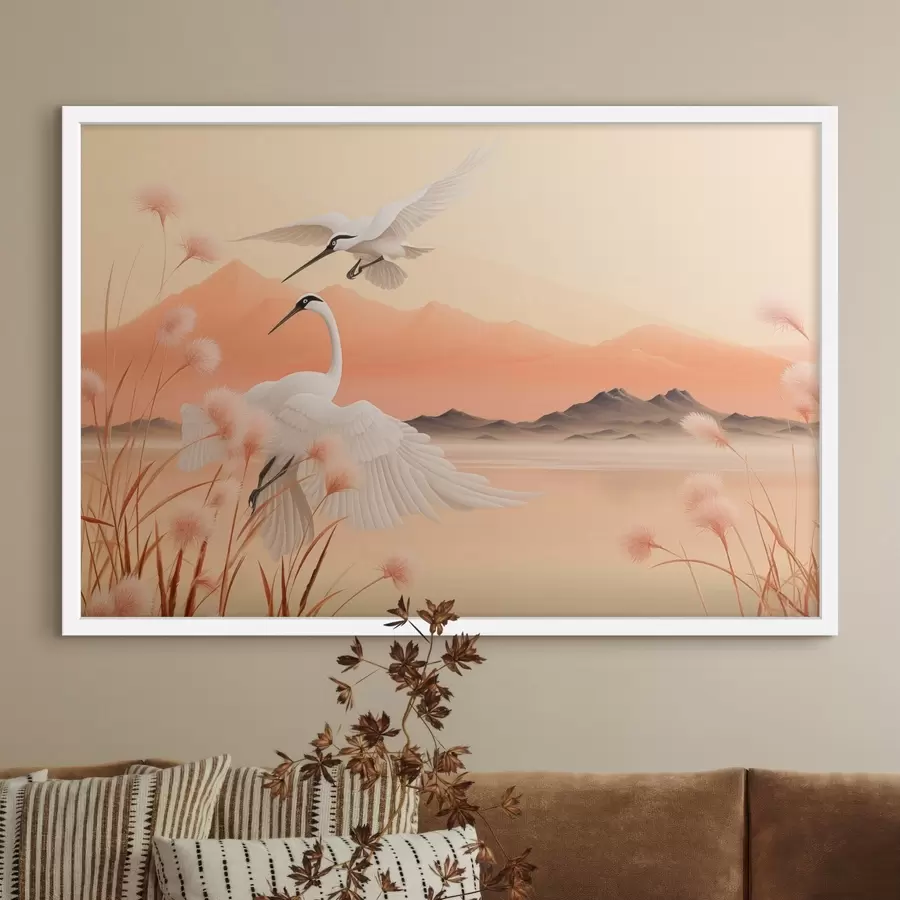 Fototapete Weiße Kraniche mit rosa Schilf im Vordergrund, Berge und ein See im Hintergrund, weiches orangefarbenes Licht f44925