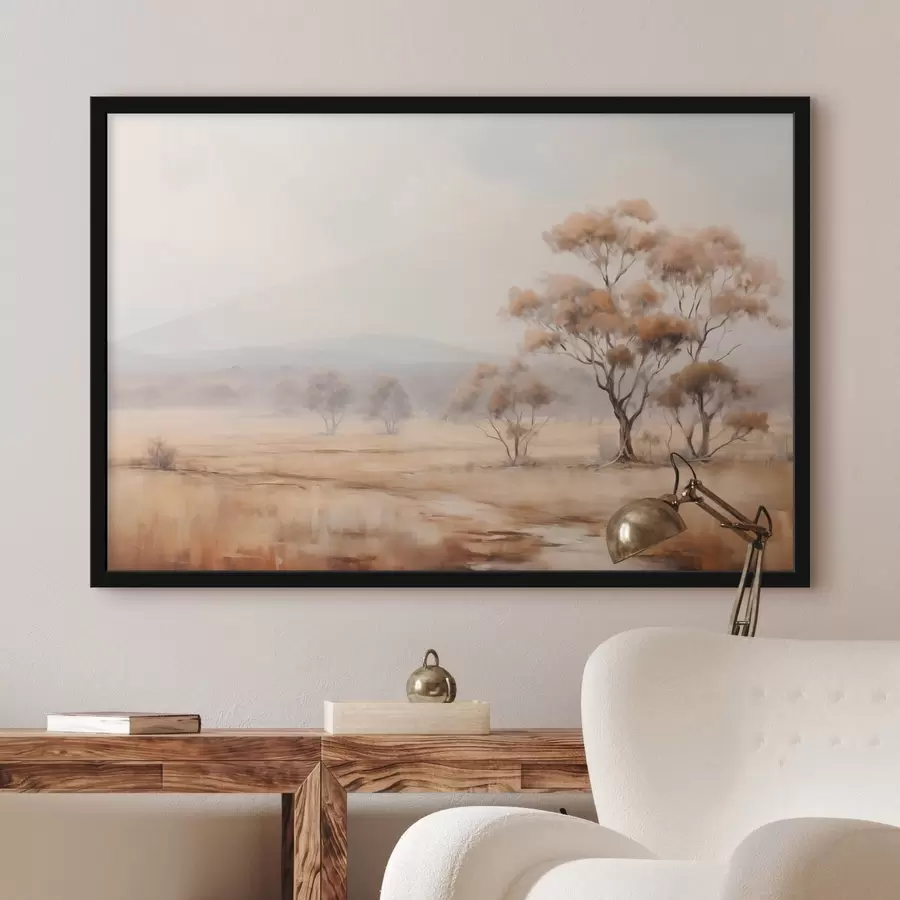 Fototapete Ein Feld mit orangefarbenem Gras und einige Bäume mit orangefarbenen Blättern, Berge im Hintergrund mit einem bewölkten Himmel f44927