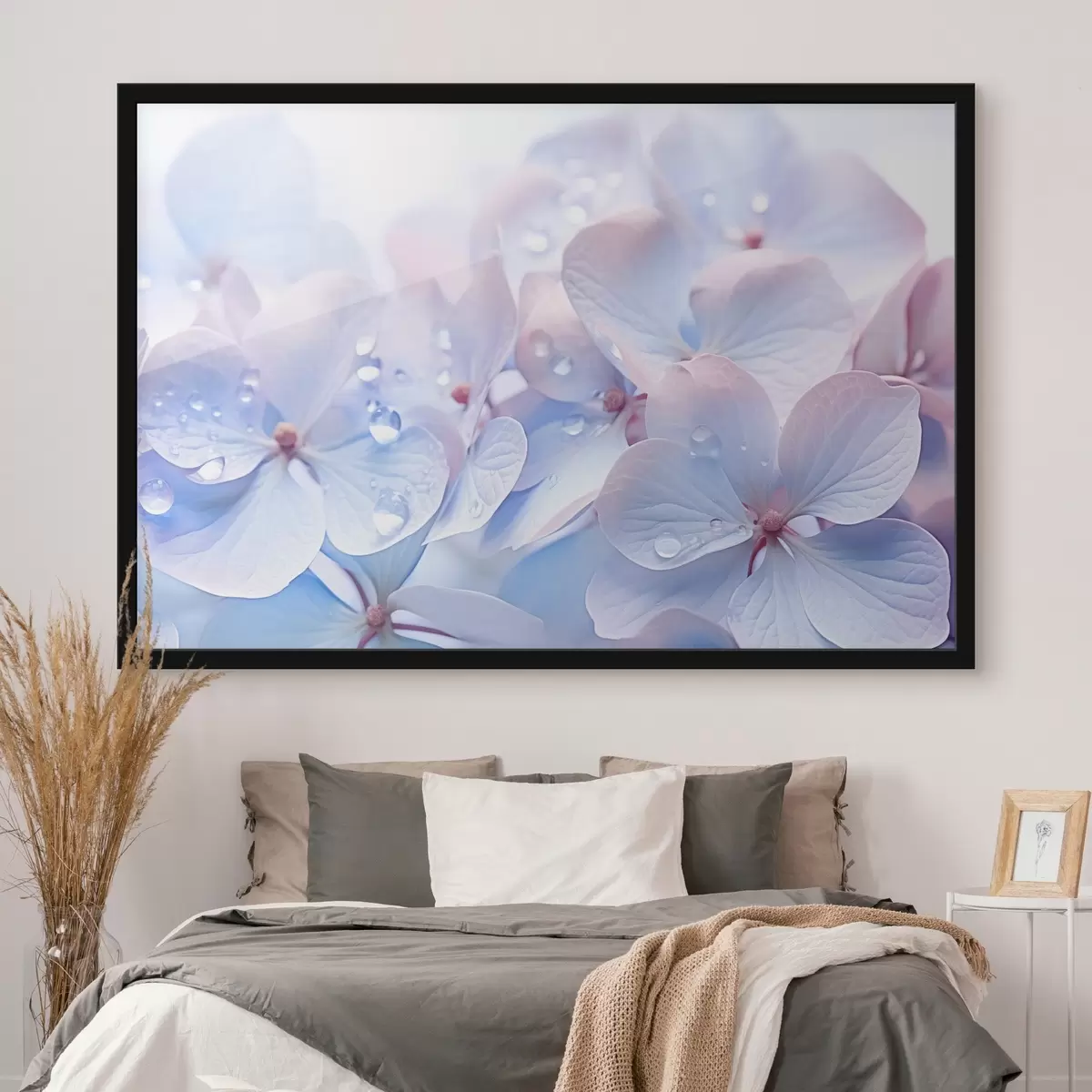 Poster Hortensienblüten mit Wassertropfen auf den zarten Blütenblättern, sanfte Pastellfarben, hellblaue und rosa Töne f44929