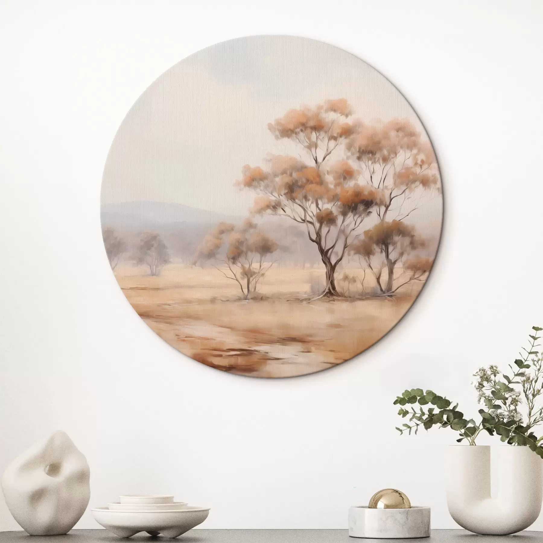 Wandbilder Ein Feld mit orangefarbenem Gras und einige Bäume mit orangefarbenen Blättern, Berge im Hintergrund mit einem bewölkten Himmel r44927