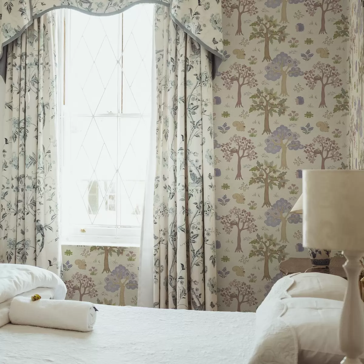 Tapete Feenwald mit Tieren im Kinderstil a00264