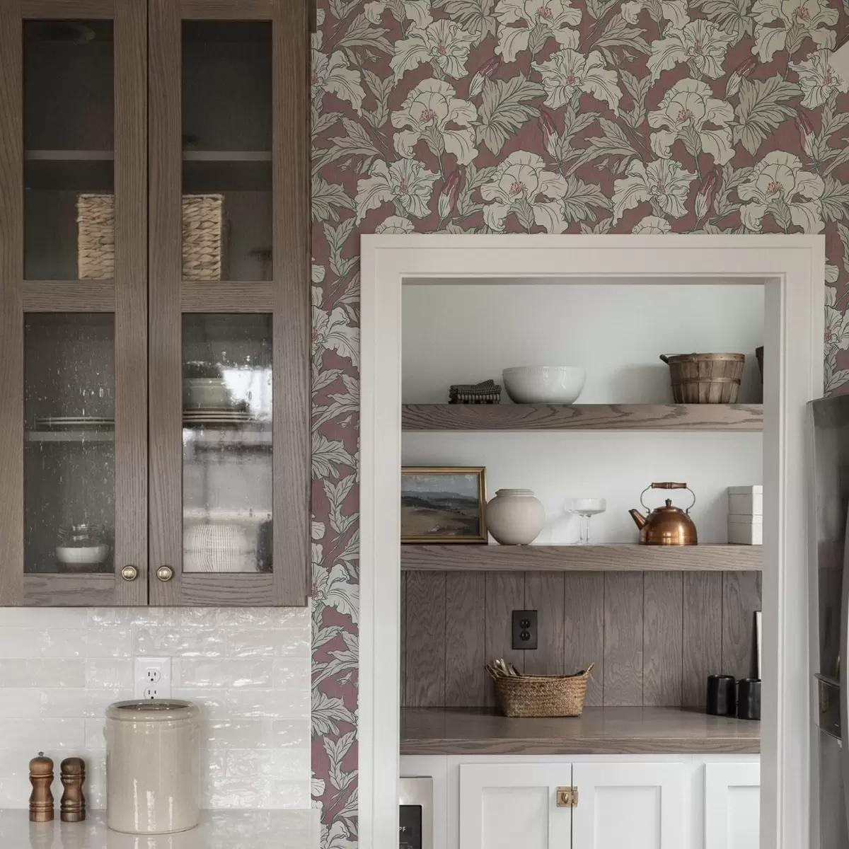 Tapete Weißer Hibiskus auf rosa Hintergrund mit roten Knospen a00272