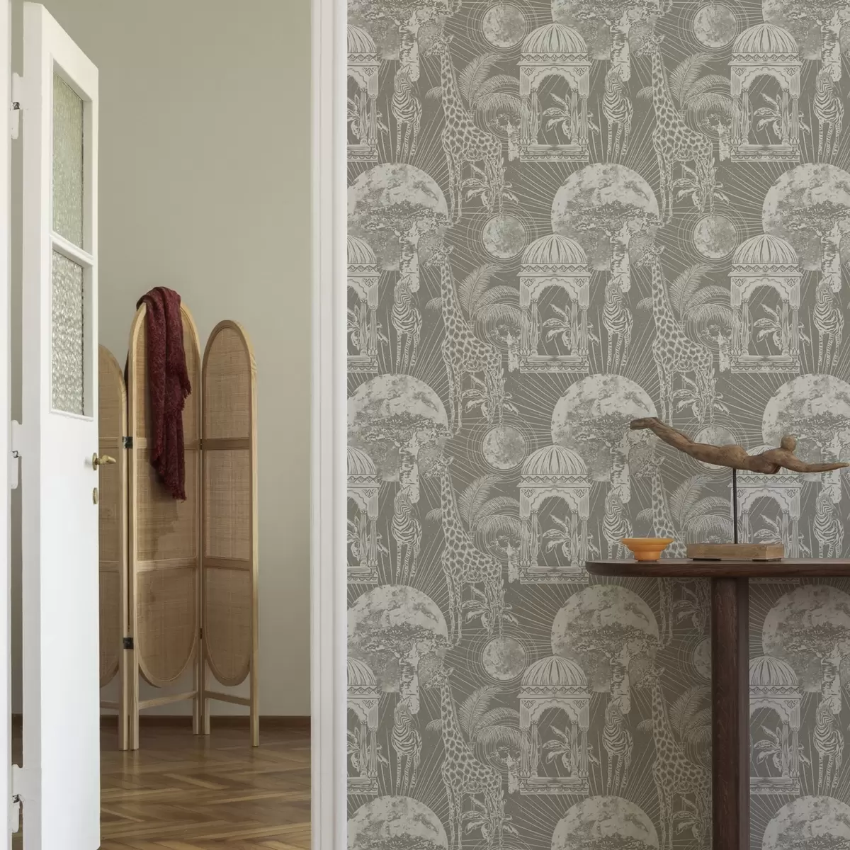 Tapete Giraffe und Zebra auf dem Hintergrund von Architektur und tropischen Bäumen a00276