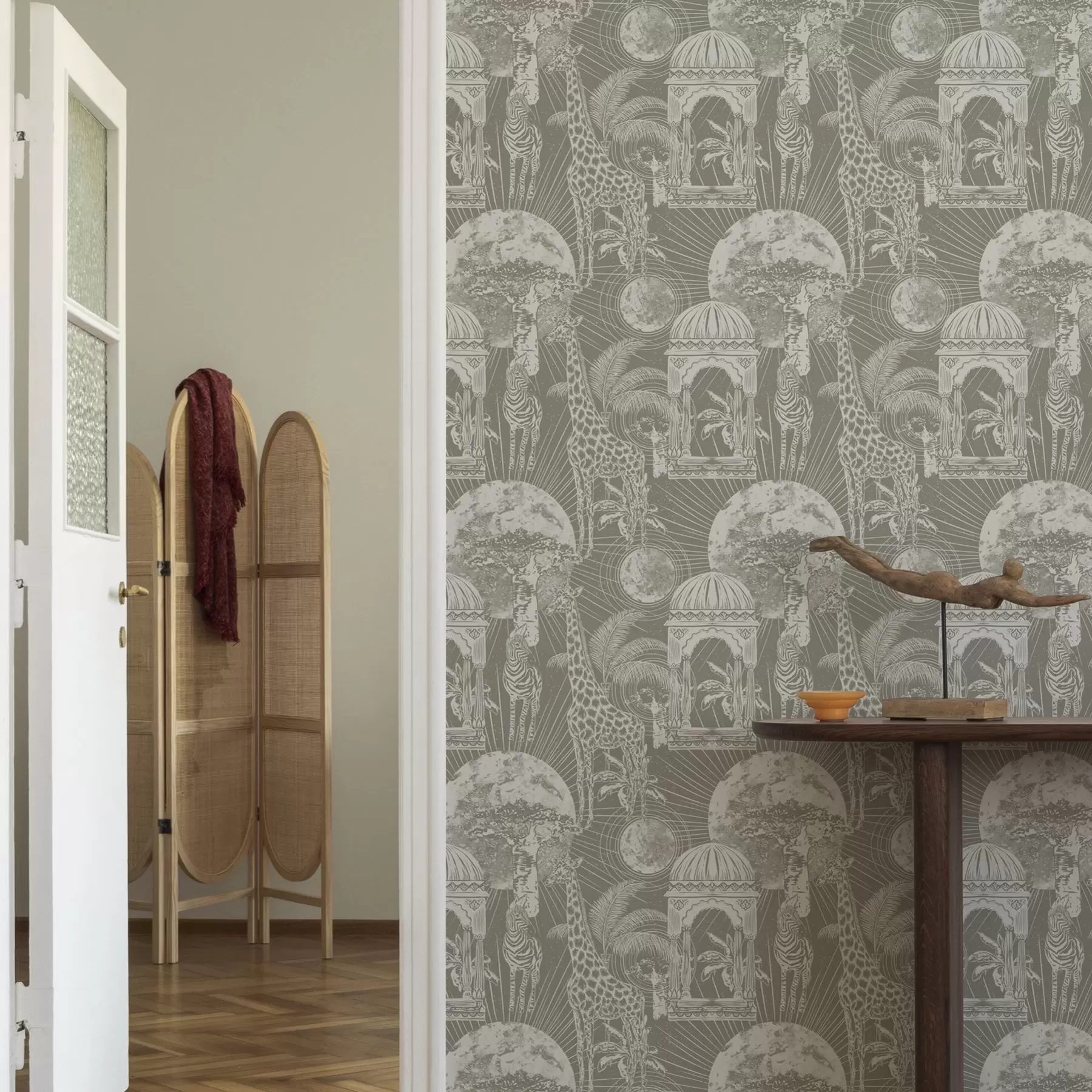 Fototapete Giraffe und Zebra auf dem Hintergrund von Architektur und tropischen Bäumen a00276