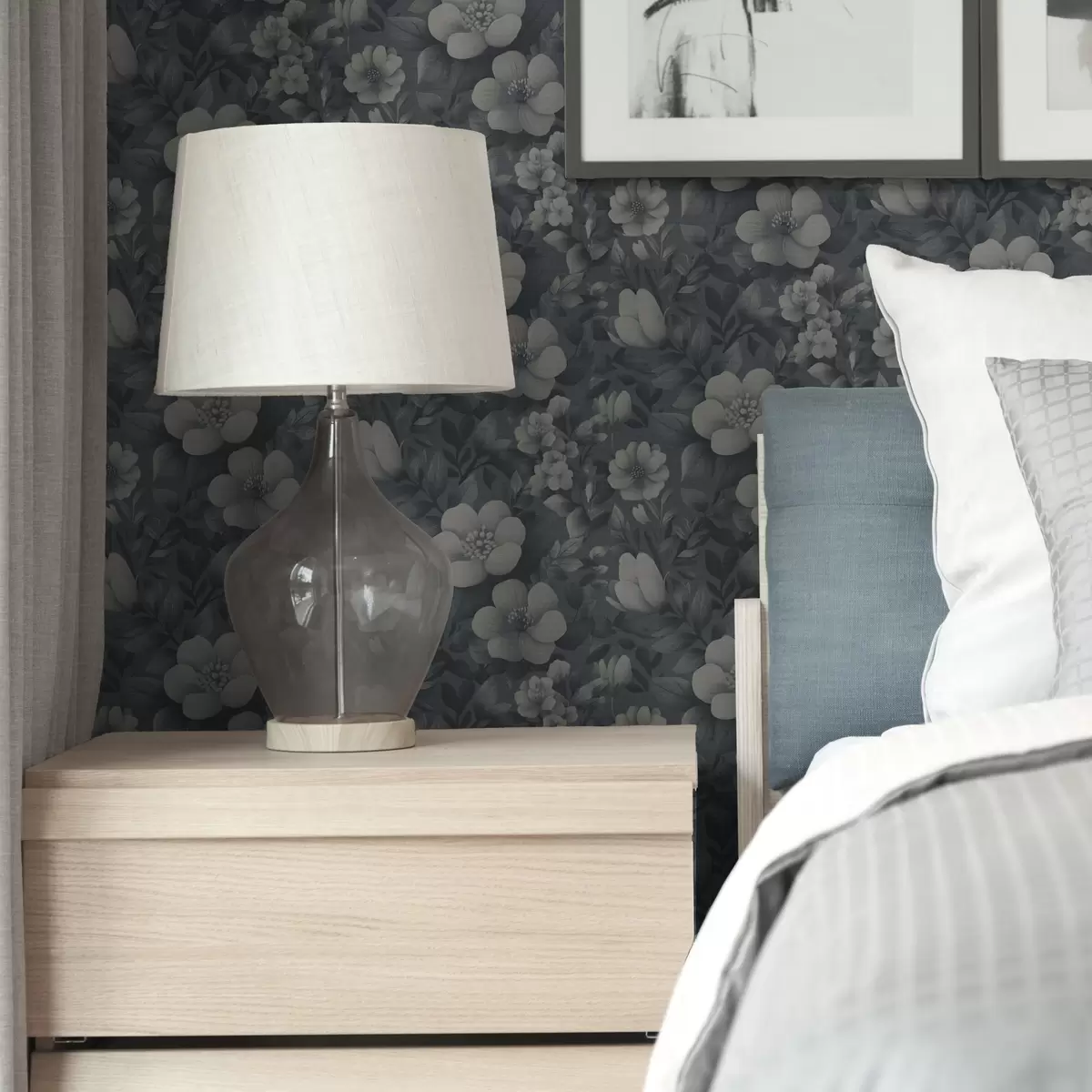 Tapete Dunkelblaues Muster mit voluminösen weißen Blüten a00282